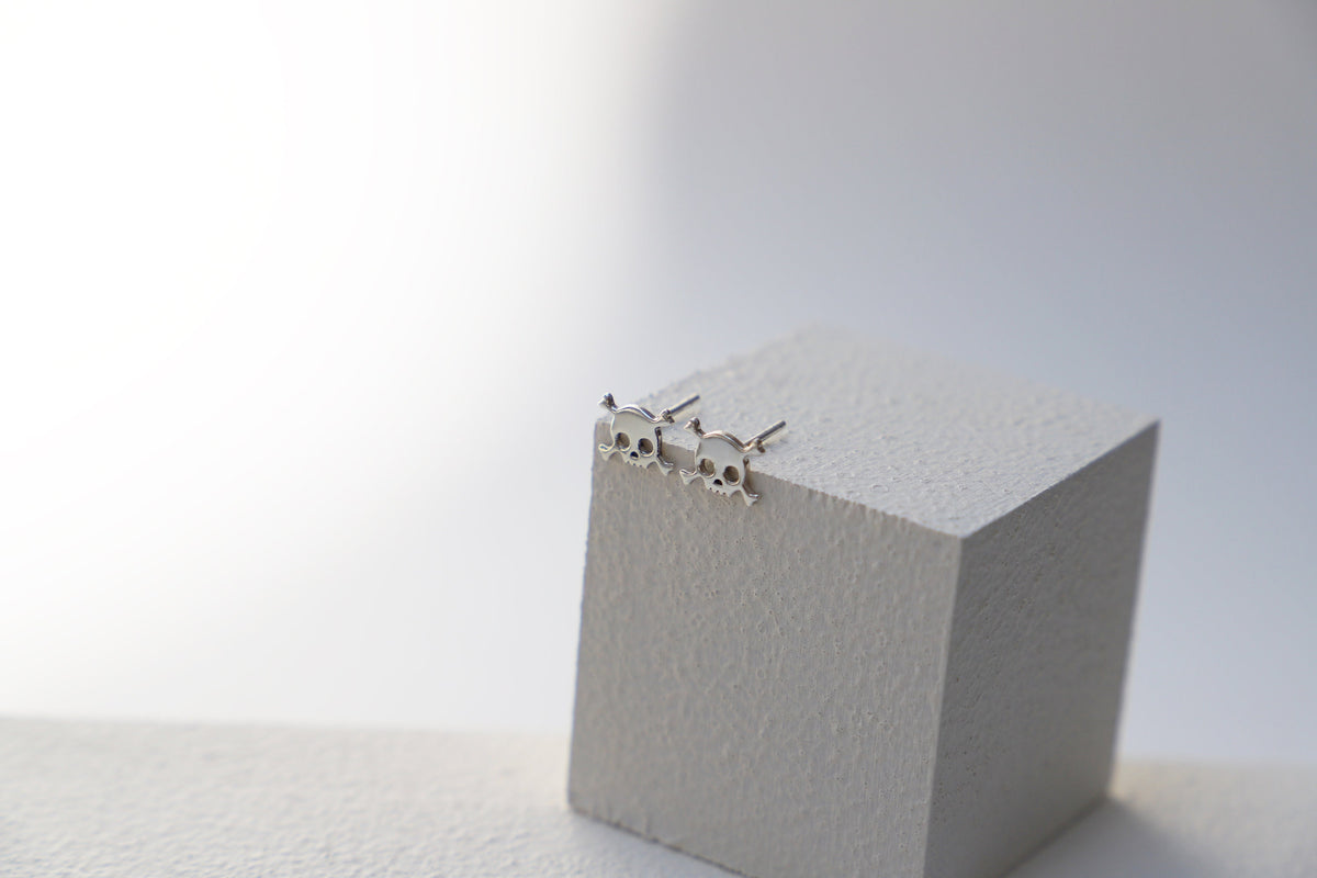 Skull Halloween Stud Silver Earrings, Minimalist Vintage Style Skull Gold Jewelry | Handmade Halloween Gifts | Perfect Birthday Gifts