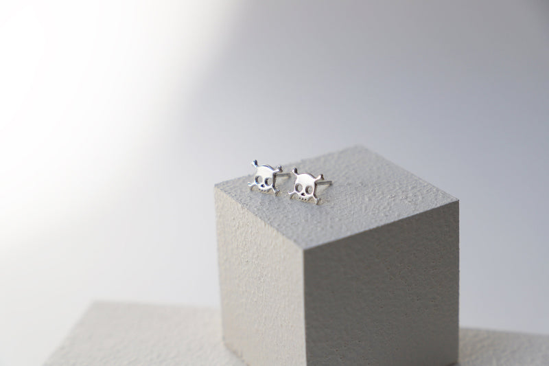 Skull Halloween Stud Silver Earrings, Minimalist Vintage Style Skull Gold Jewelry | Handmade Halloween Gifts | Perfect Birthday Gifts