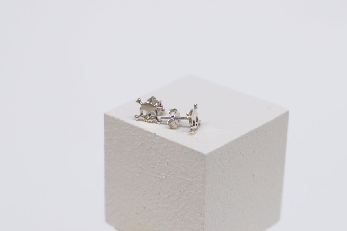 Skull Halloween Stud Silver Earrings, Minimalist Vintage Style Skull Gold Jewelry | Handmade Halloween Gifts | Perfect Birthday Gifts