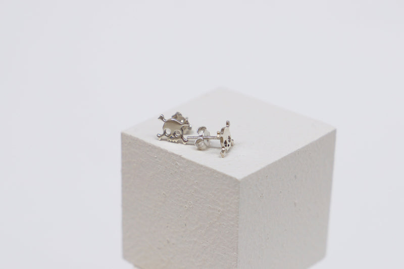 Skull Halloween Stud Silver Earrings, Minimalist Vintage Style Skull Gold Jewelry | Handmade Halloween Gifts | Perfect Birthday Gifts